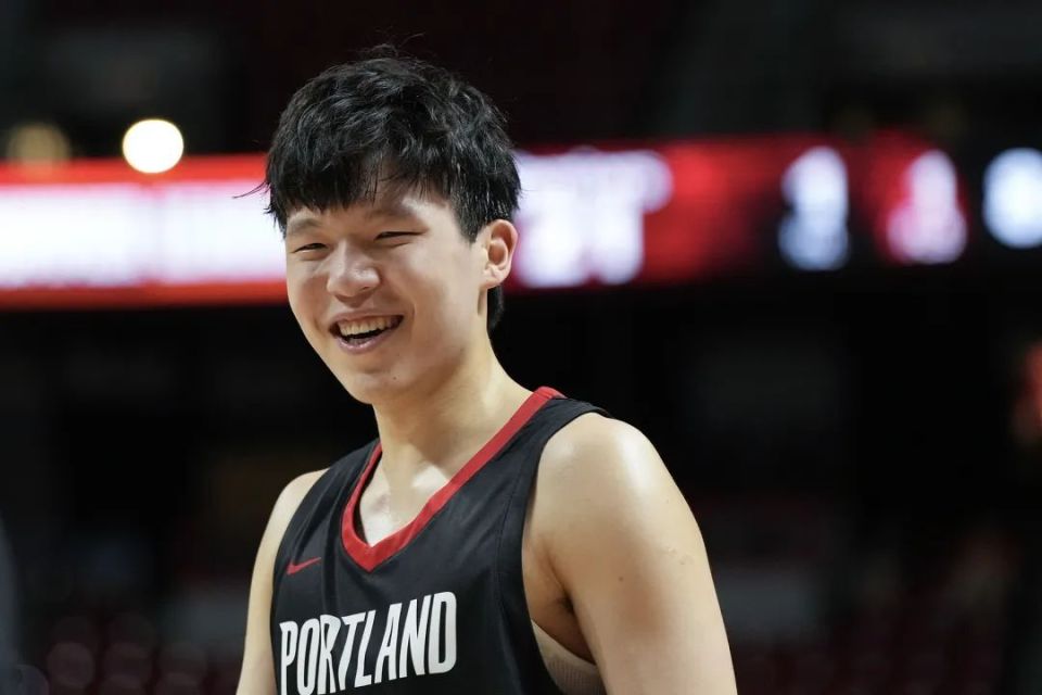 8255美元!杨瀚森联合试训球衣拍高价仅次于状元弗拉格(杨瀚森2025选秀最新消息)